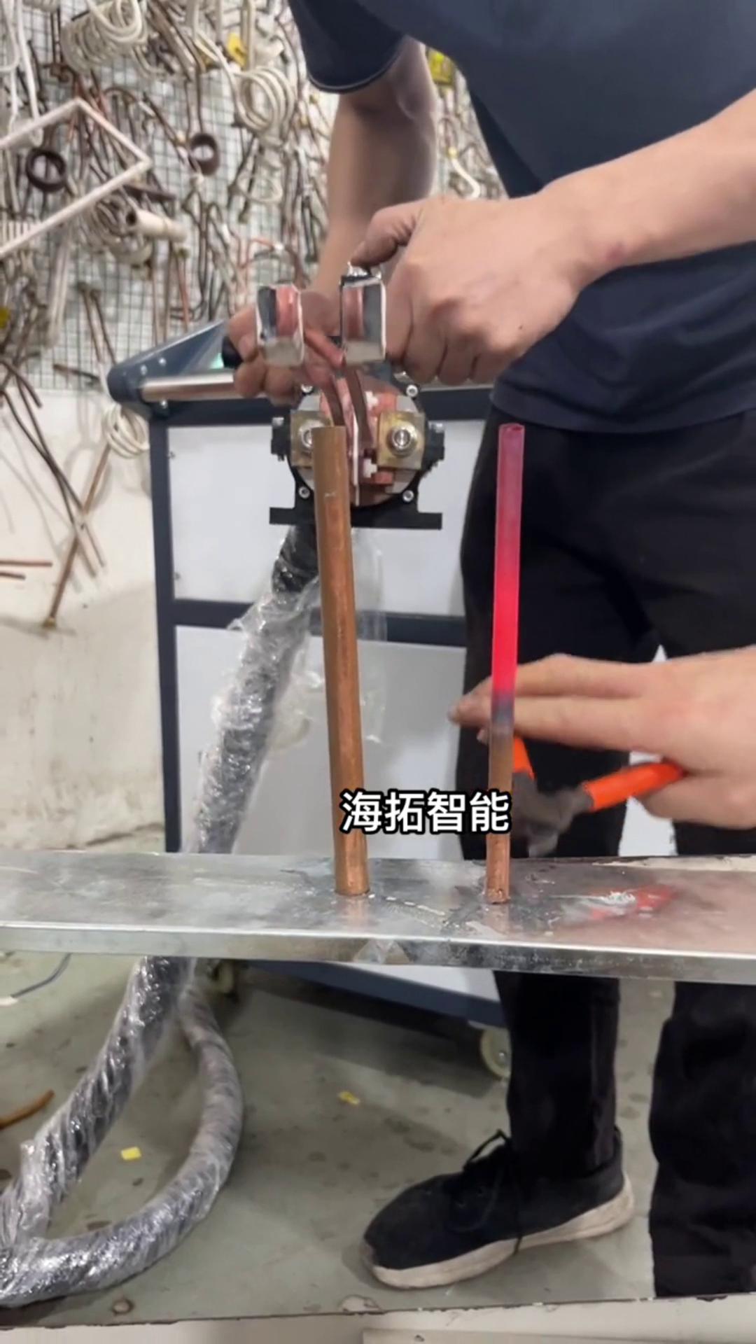 銅管加熱退火有難度嗎？沒有！只要用了海拓智能感應(yīng)加熱設(shè)備，什么淬火退火加熱焊接一切都不是問題。 