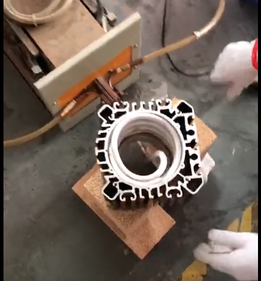 高頻感應(yīng)加熱設(shè)備——新能源電機(jī)殼熱套的應(yīng)用(圖3) 高頻感應(yīng)加熱設(shè)備——新能源電機(jī)殼熱套的應(yīng)用(圖3)
