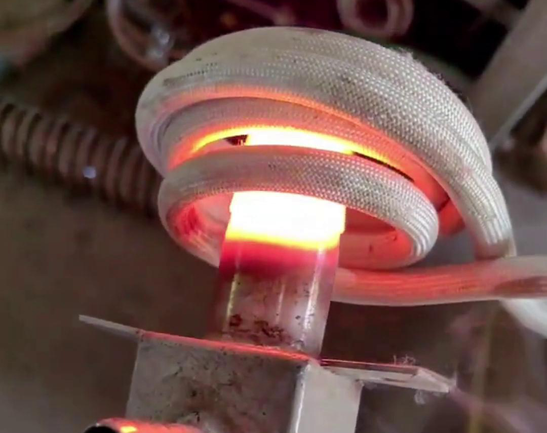 手持式高頻機(jī)加熱不銹鋼管是一種高效、精確的加熱方法，適用于對(duì)不銹鋼管進(jìn)行局部加熱的場(chǎng)合