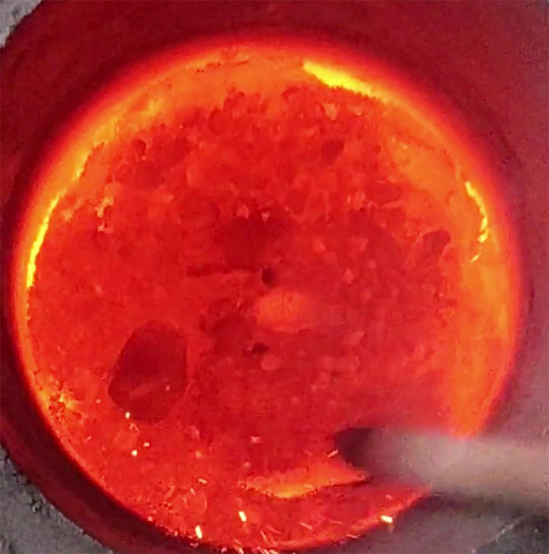 小型鐵渣中頻熔煉爐，采用IGBT節(jié)能電源模塊，比傳統(tǒng)電爐電烤箱節(jié)能