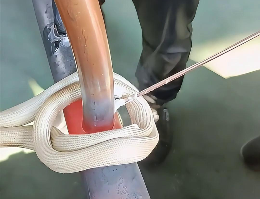 使用高頻焊機(jī)進(jìn)行銅管焊接，可以大大提高工作效率