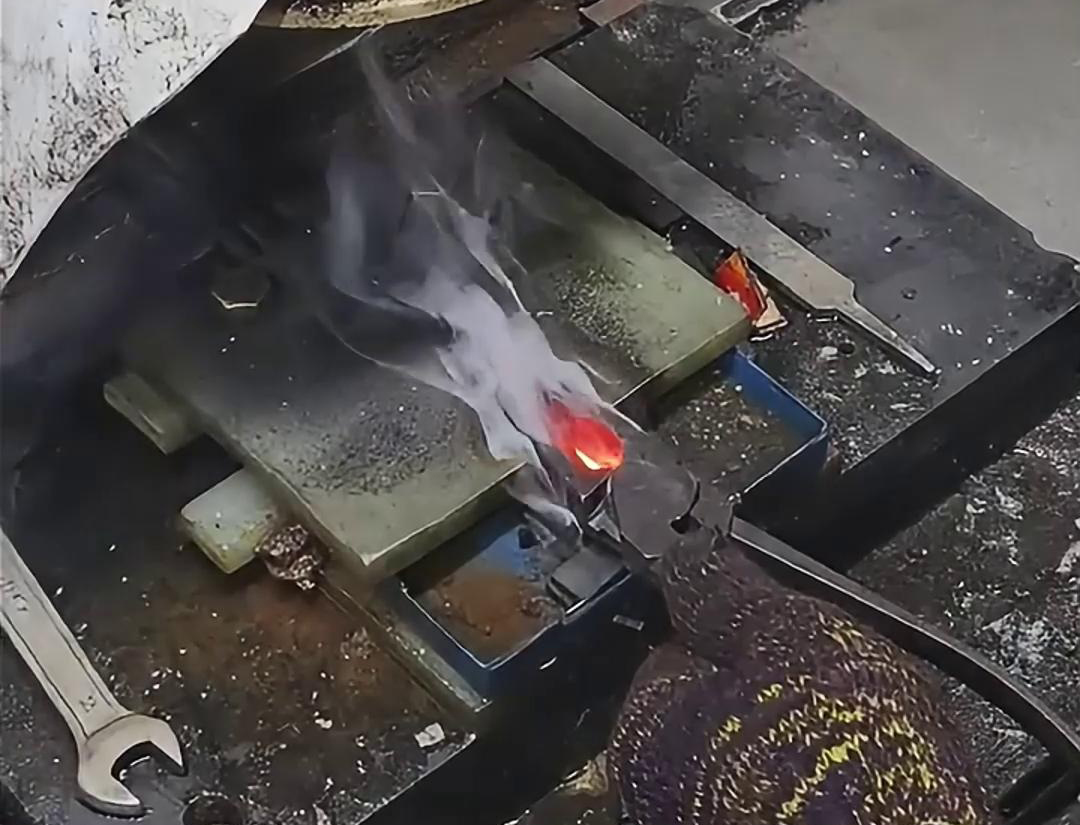 老虎鉗口淬火就是使用高頻淬火機(jī)快速加熱，并在短時(shí)間內(nèi)將其冷卻