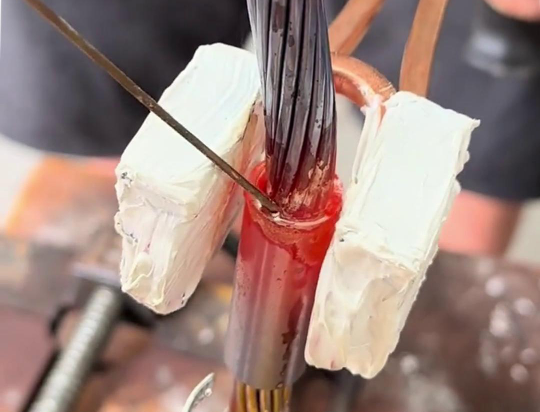手持式高頻焊機(jī)可以廣泛應(yīng)用于銅電纜的維修、組裝和制造等領(lǐng)域的焊接使用