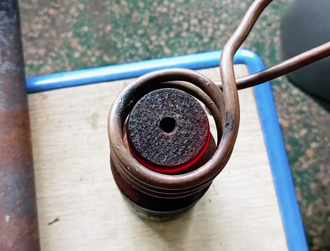 實心棒料加熱實驗，采用了25KW的軟鏈接高頻感應(yīng)加