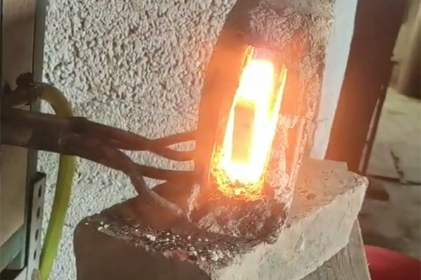 打鐵也要與時(shí)俱進(jìn)，以前燒碳加熱鋼件，現(xiàn)在都用感應(yīng)加熱設(shè)備了