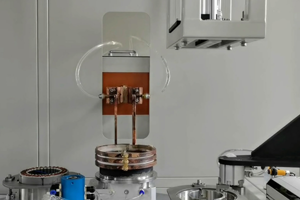 高頻感應(yīng)自動化設(shè)備預熱后對電機殼熱裝