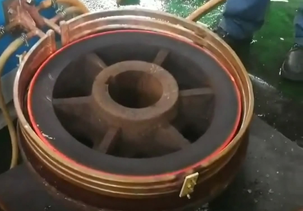淬火機淬火時無需人工操作，淬火一鍵完成，節(jié)約人力成本。